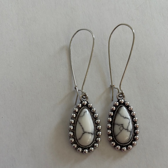 Silver and White marble design Teardrop Earrings GORGEOUS brand new without tag - Picture 3 of 7
